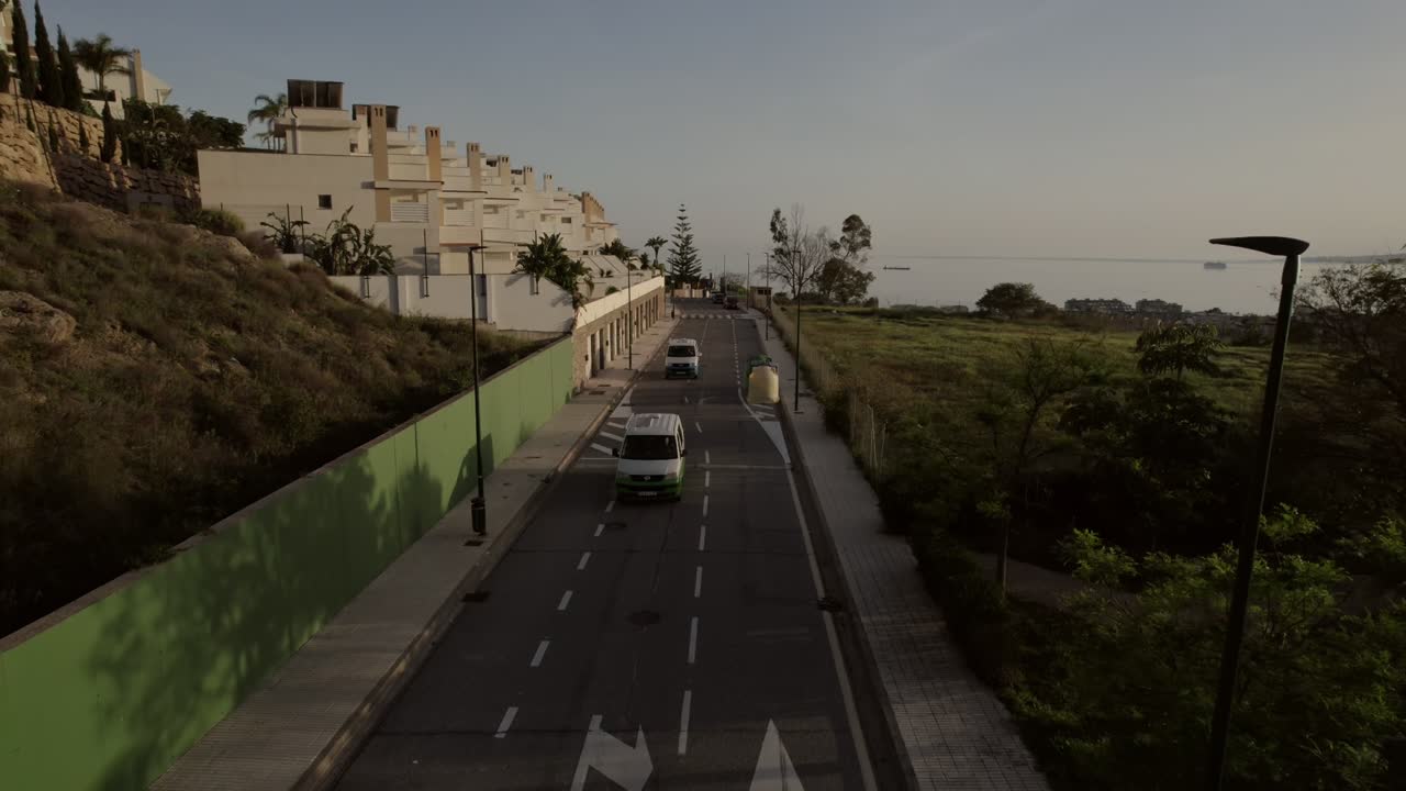camionetas que conducen a lo largo de la zona residencial costera de málaga, españa, encarnando el espíritu de viaje, exploración y actividades de ocio durante el tiempo libre
