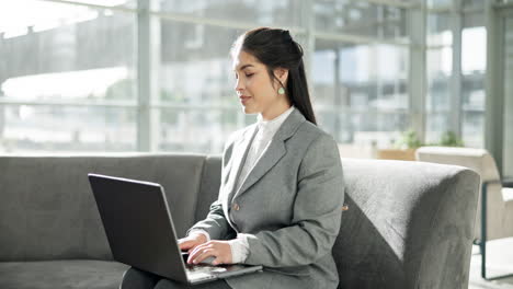 Laptop,-E-Mails-Durchsuchend-Und-Frau-In-Der-Lobby-Tippend