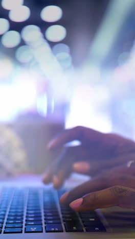 persona que trabaja en una computadora portátil