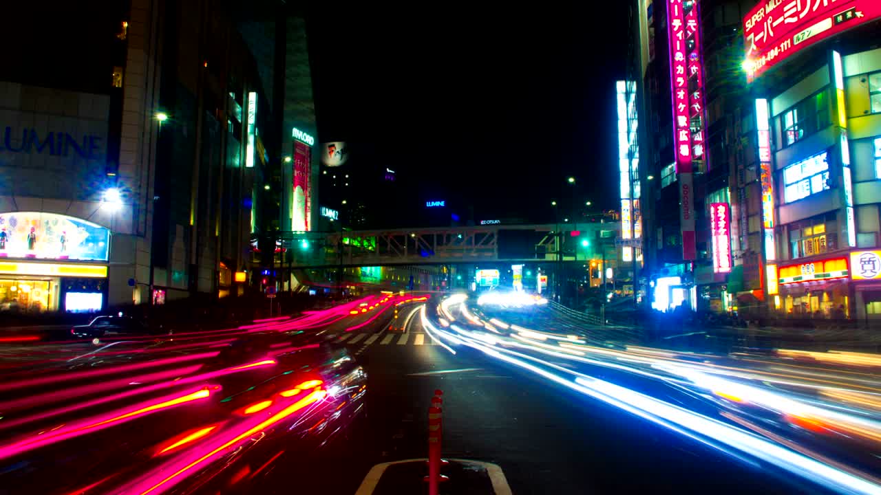 el lapso de la noche en el lado sur de shinjuku 4k wide shot zoom in