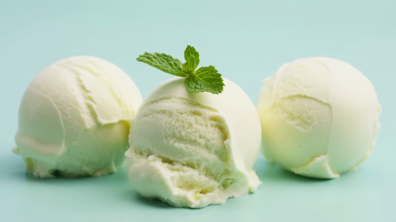 Tre palline di gelato verde chiaro con menta