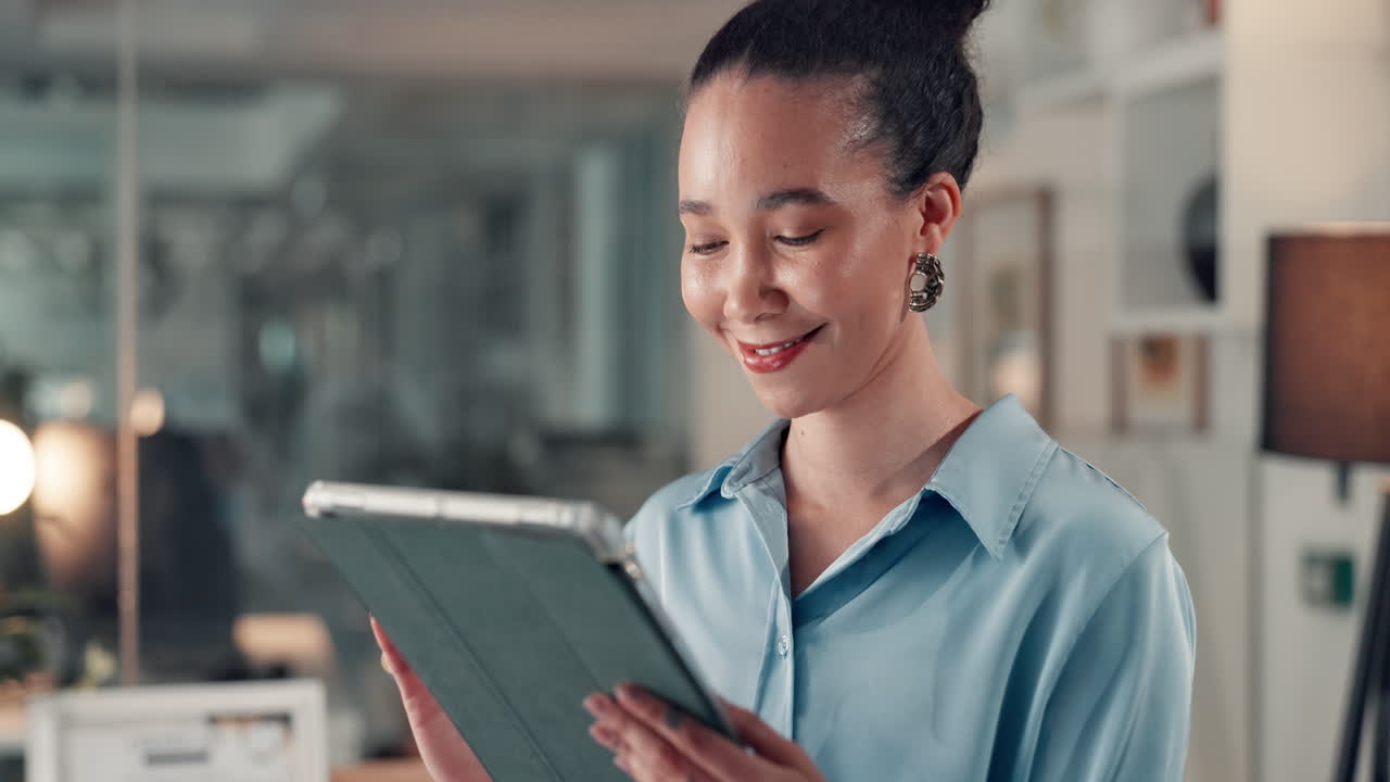 mujer usando tableta en la oficina moderna