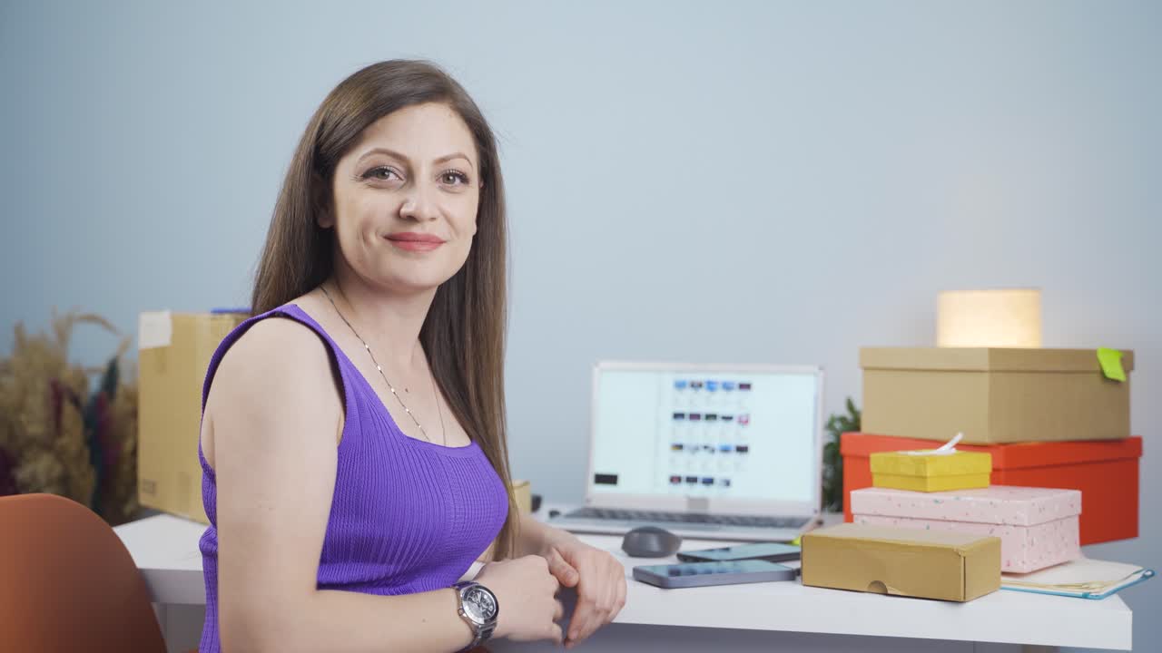 la mujer del comercio electrónico hace un gesto positivo a la cámara.