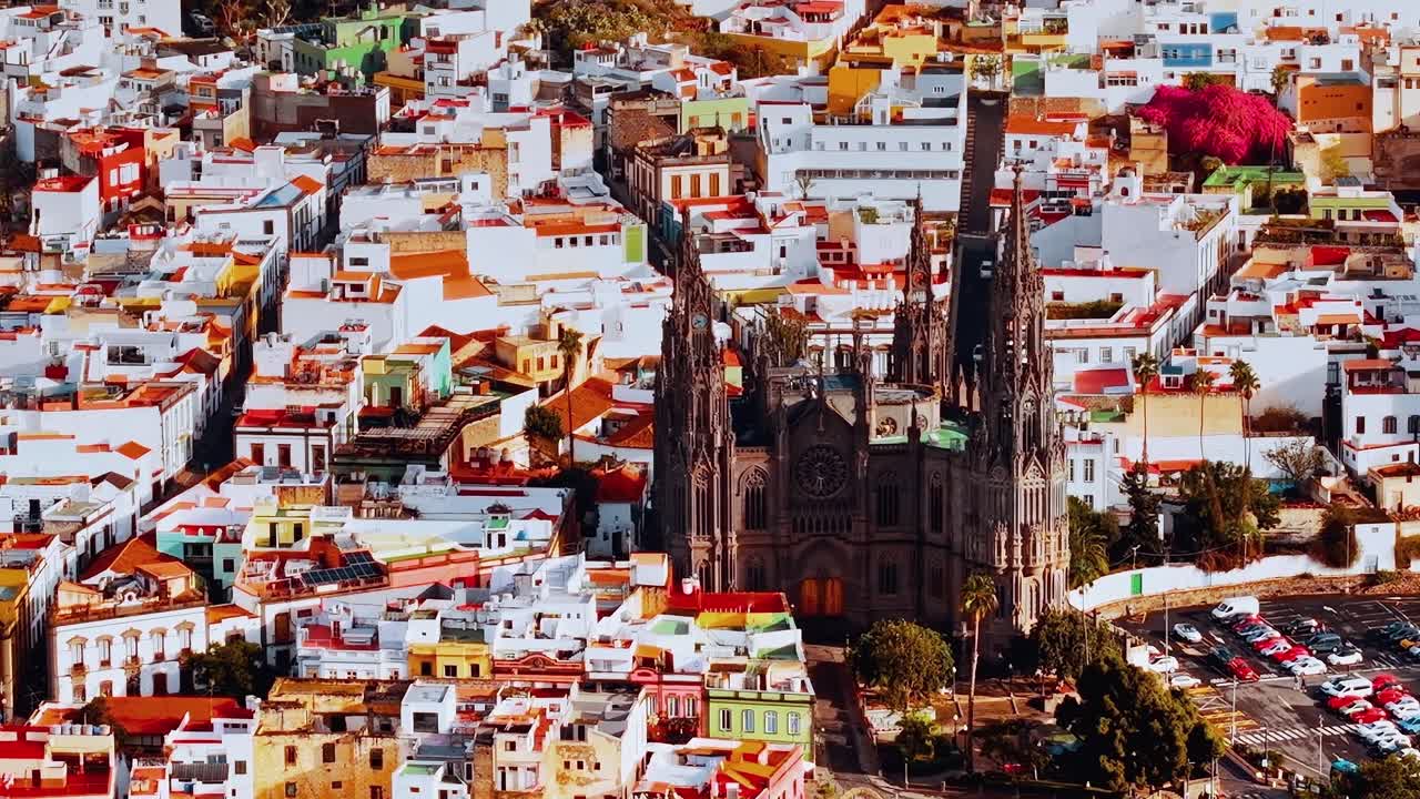 Yukarıdan Gran Canaria'yı binaları ve kilisesiyle keşfedin