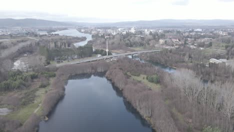 Toma-Aerea-En-La-Ciudad-De-Valdivia,-Chile-Puente-Cau-cau