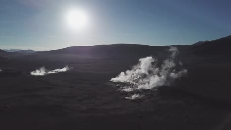 Luftaufnahme-Von-Dampfwolken,-Die-Mit-Geothermischer-Energie-Ausströmen