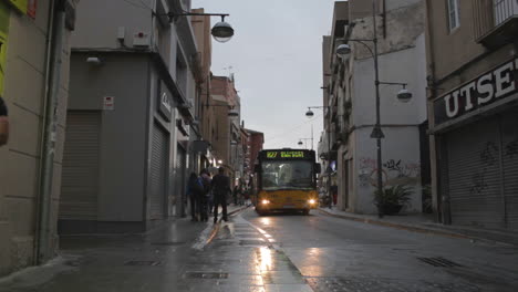 Tráfico-En-La-Calle-Después-De-La-Lluvia