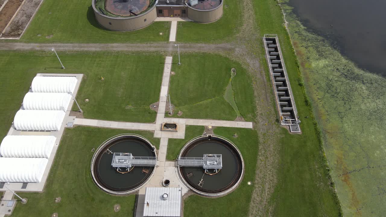 círculos de edificios de tratamiento de agua en el este de china, michigan, vista aérea