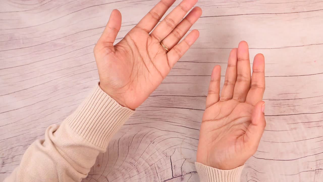 женские руки с кольцом.