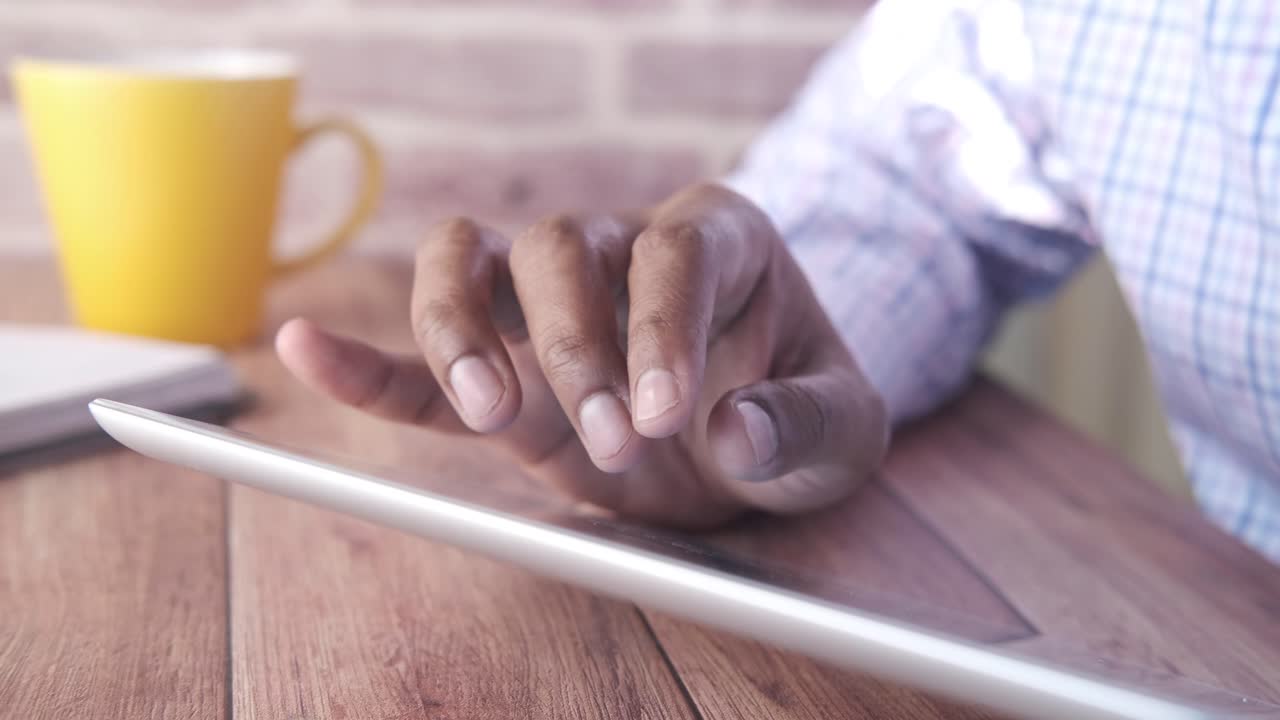 persona que utiliza una tableta