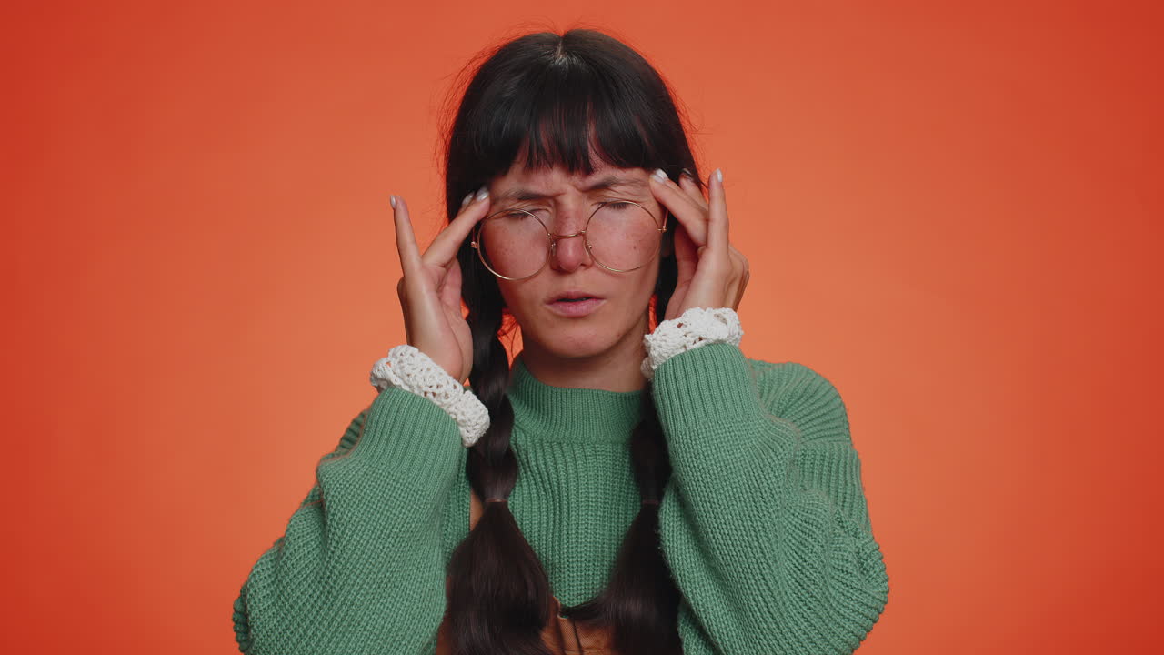 여성은 두통 문제를 치료하기 위해  ⁇ 이를 문지르고, 긴장과 migaine, 스트레스, 통증을  ⁇ 고 있습니다.