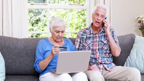pareja de ancianos con tarjeta de crédito