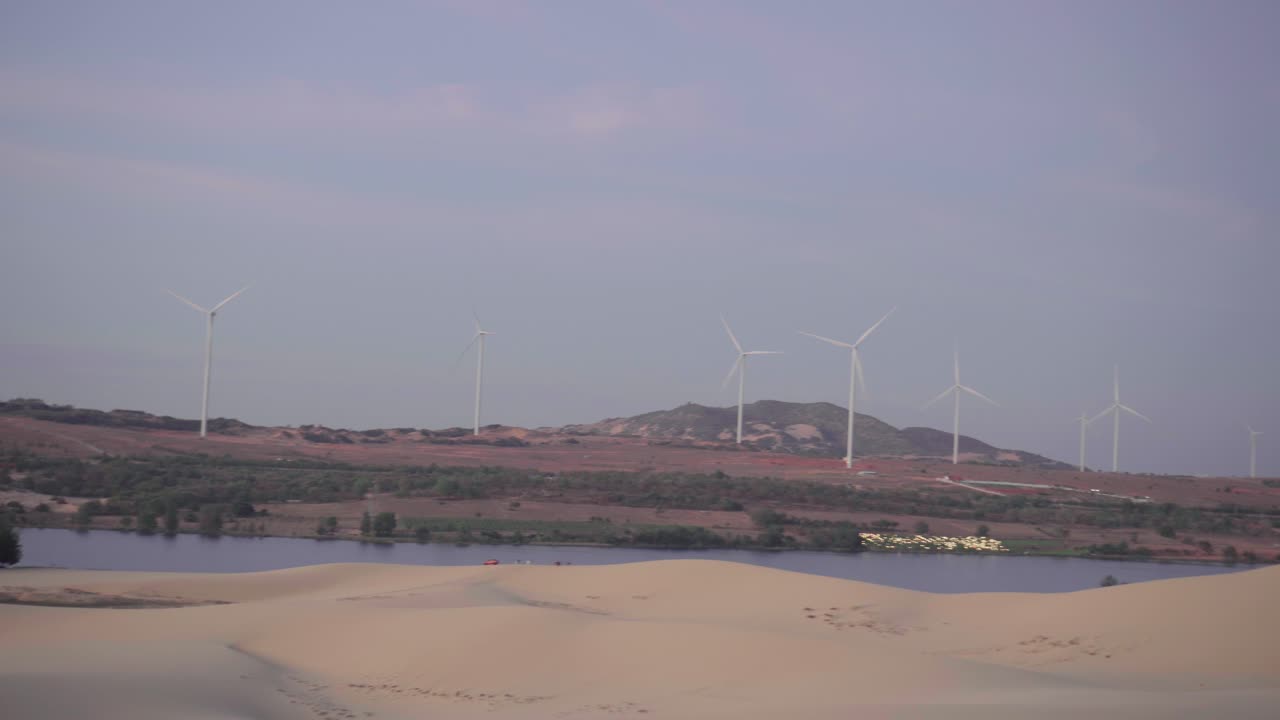 무이네, 판 티엣, 베트남의 하얀 모래 언덕에서 좋은 날씨에 사막에서 회전하는 풍차