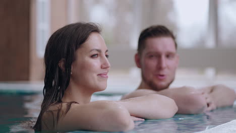 Entspannte-Besucher-Des-Modernen-Spa-Centers,-Glückliche-Männer-Und-Frauen-Baden-Im-Schwimmbad-Mit-Thermalwasser