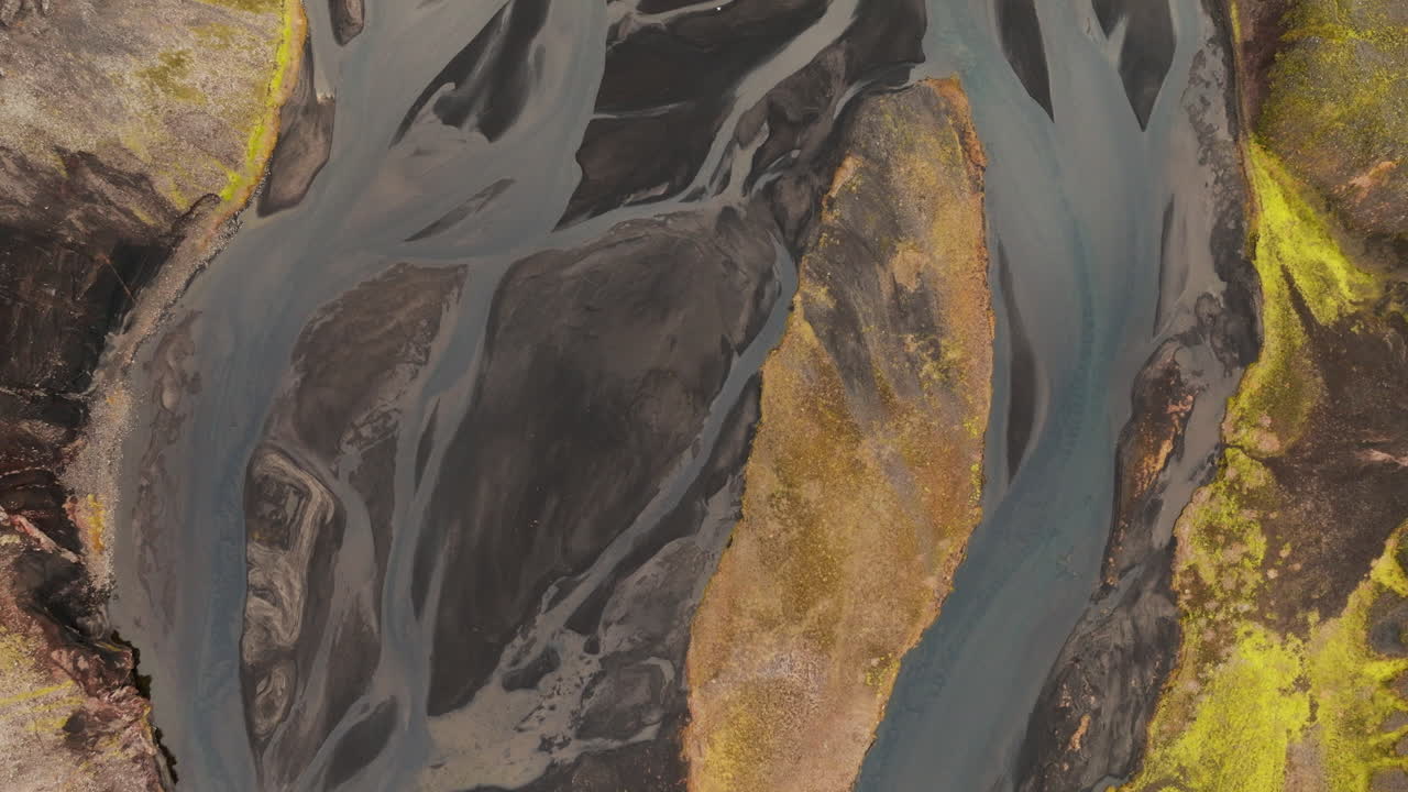 paso elevado directamente sobre el lecho del río islandia de sedimento volcánico negro, paisaje espectacular