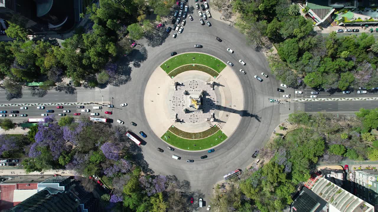 Paseo de la Reforma Caddesi'ndeki Bağımsızlık Meleği'nin üzerinden yükselen drone çekimi.