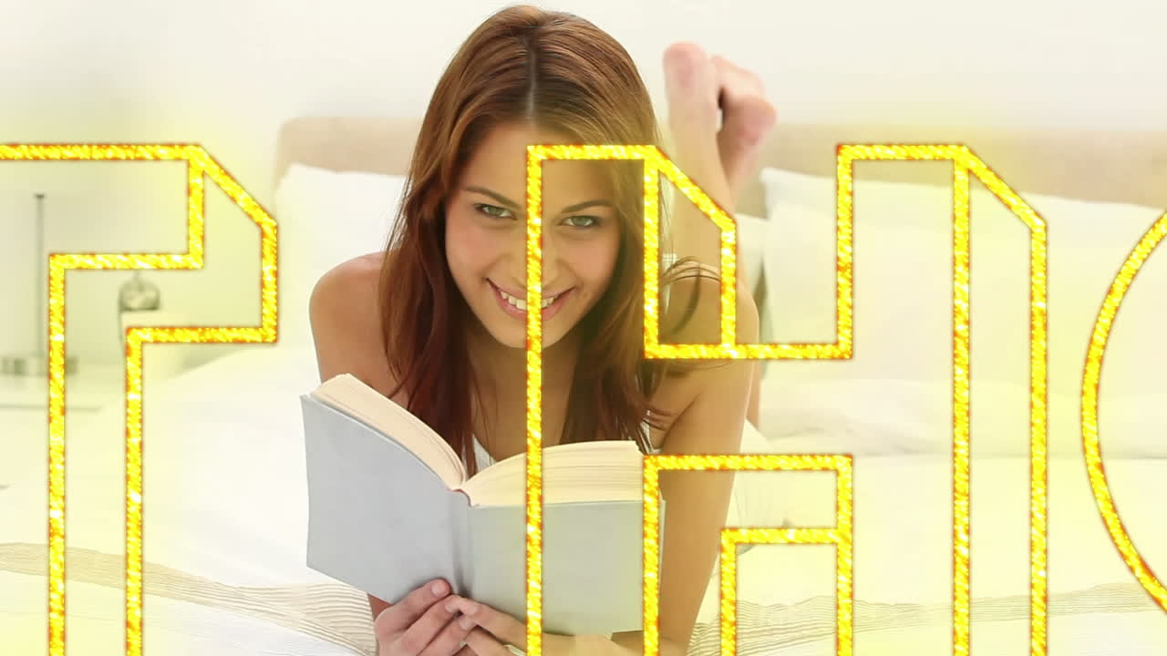 노란색 네온 단어의 애니메이션 집에 남아서 백인 여성이 책을 읽습니다.