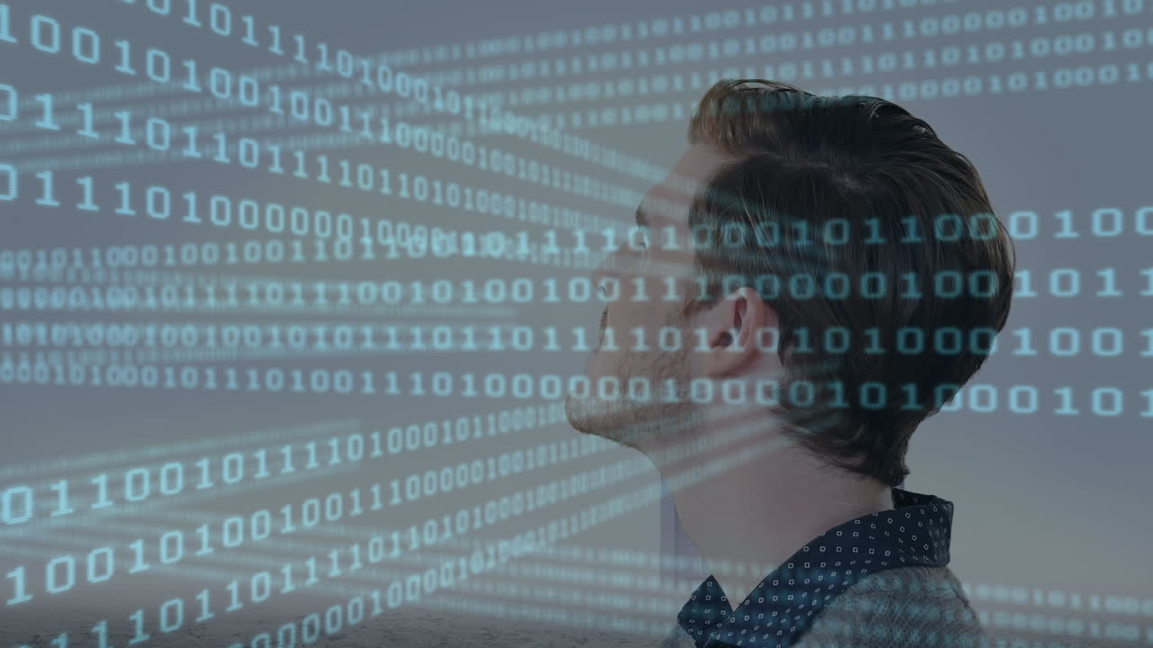 animación del procesamiento de datos sobre el hombre de negocios en la sala de servidores