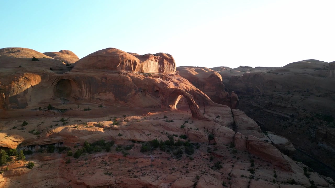 Filmato drone 4K che sorvola Moab, Utah, con l'iconico Arco Corona e il tortuoso fiume Colorado, catturando drammatici canyon di roccia rossa, paesaggi desertici e la bellezza panoramica del Sud-ovest