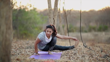 mujeres jóvenes haciendo yoga, encontraron paz a través del yoga y la meditación