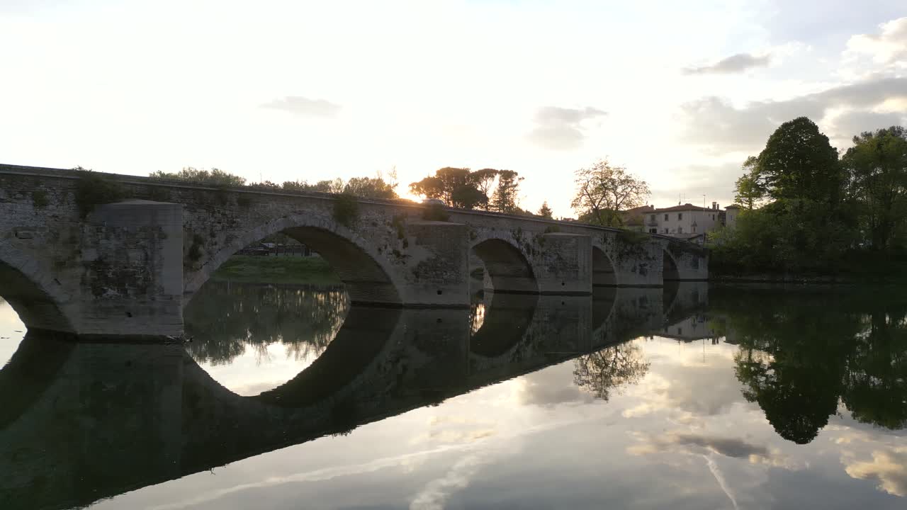 토스카니아의 수로 다리 항공사진: 멋진 토스카니아 수로 다리의 매혹적인 영상, 경치 좋은 풍경과 풍부한 역사