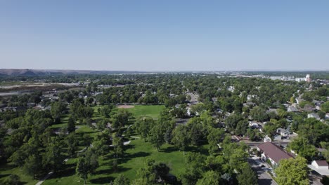 Grüne-Parks-Im-Sommer-In-Wunderschönen-Billings,-Montana-–-Luftaufnahme-Mit-Kopierraum-Für-Blauen-Himmel