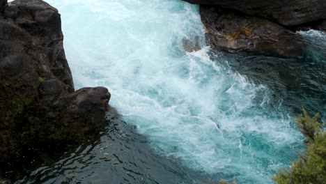 Cámara-Lenta-De-Las-Vibrantes-Cataratas-Huka-Azules-En-Nueva-Zelanda