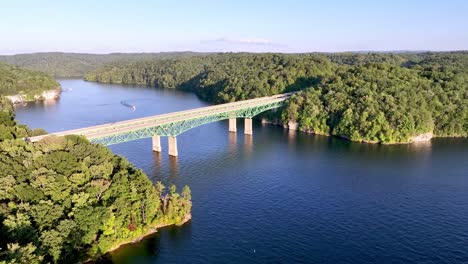 de la órbita del puente sobre el lago summersville en virginia occidental