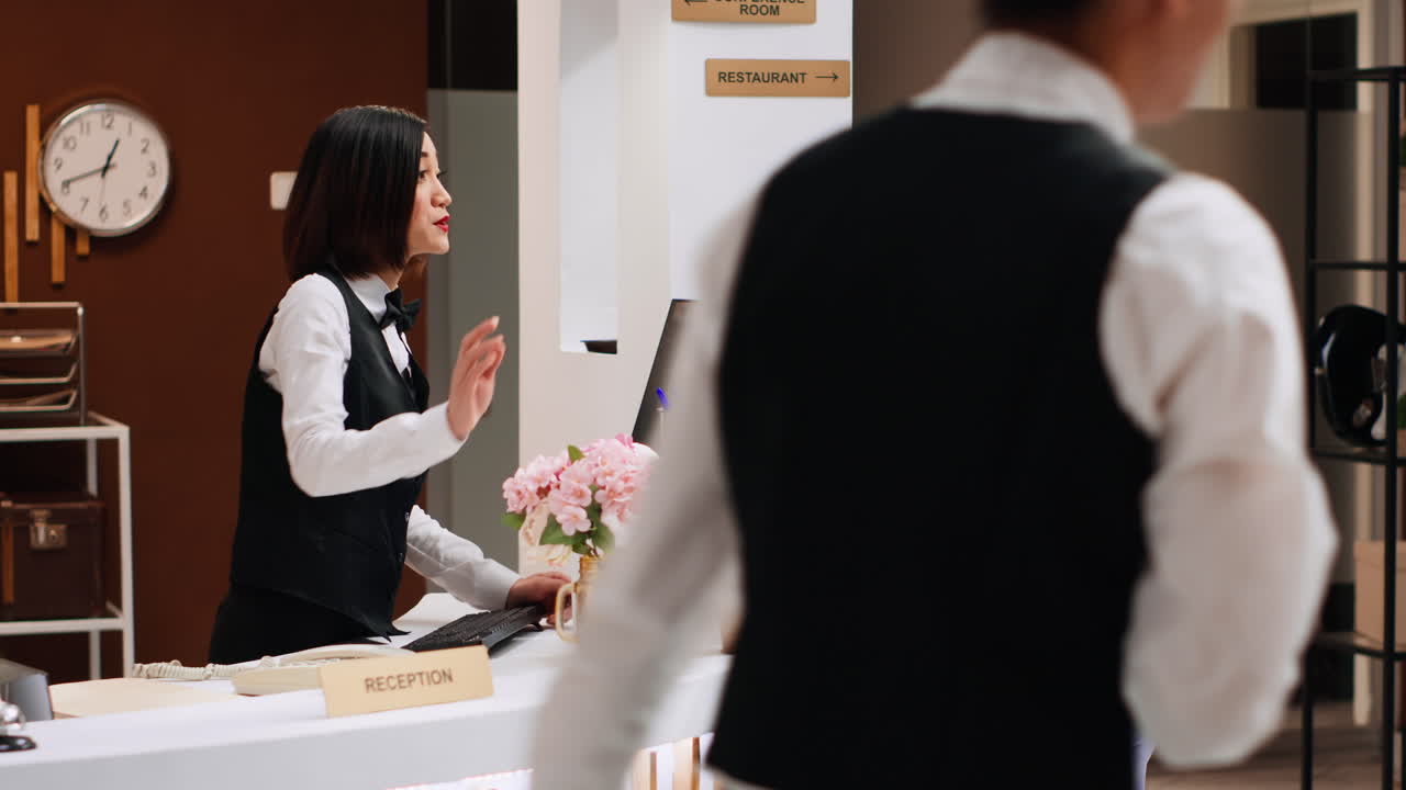 recepción de pasaporte turístico y tarjeta clave para el acceso a la habitación