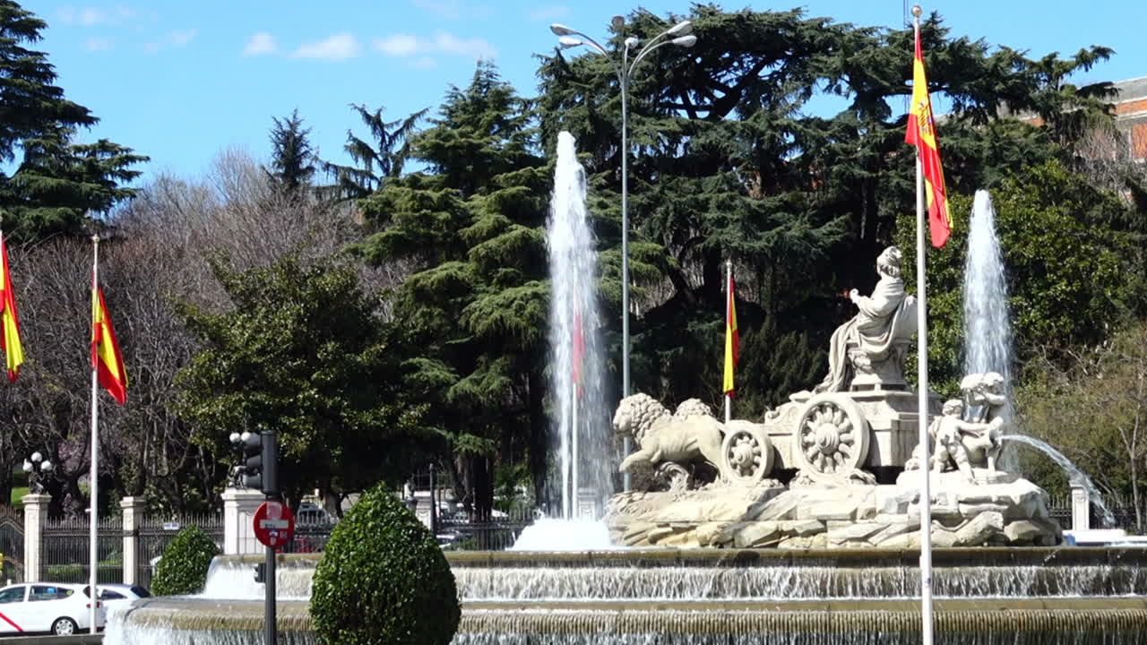 Cibeles-fontænen. Fontænen blev bygget i 1782 i Spanien. Den skulpturelle komposition forestiller gudinden Kybele, en legemliggørelse af Moder Natur og skytsgudinde for landbrug og frugtbarhed, siddende på en vogn trukket af løver.