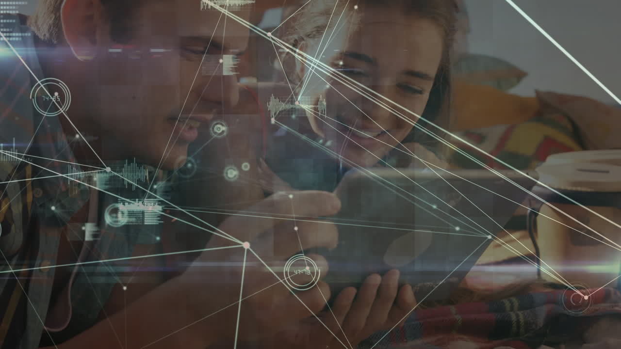 태블릿을 사용하여 백인 커플을 통한 연결 네트워크의 애니메이션