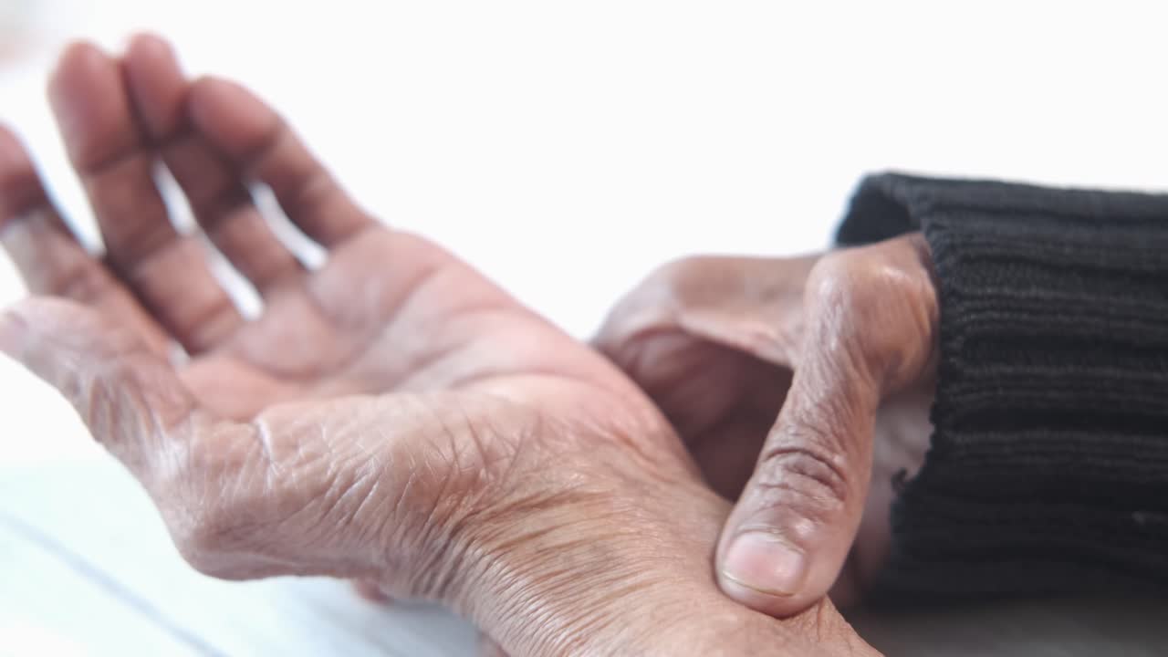 손목 통증을 확인하는 노인