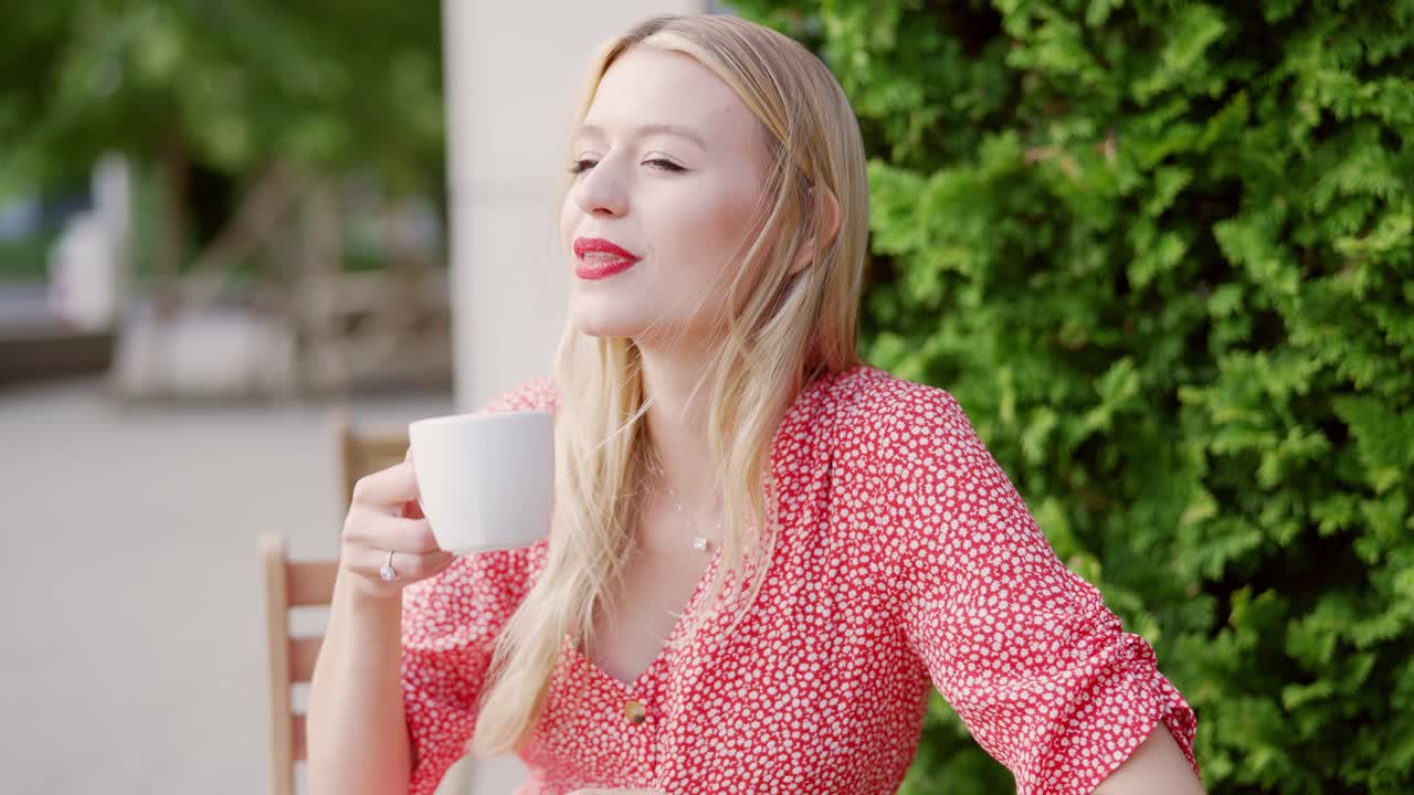 mujer disfrutando de café al aire libre