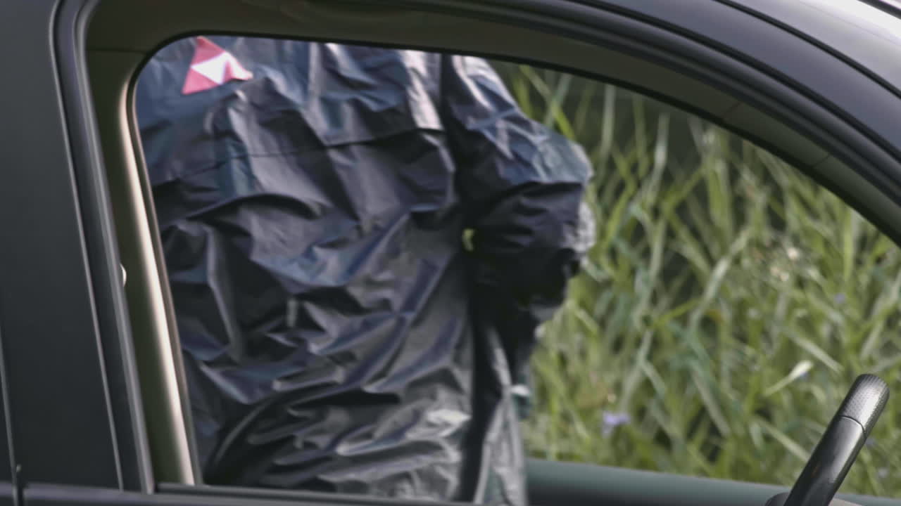 차에 타고 있는 사람들