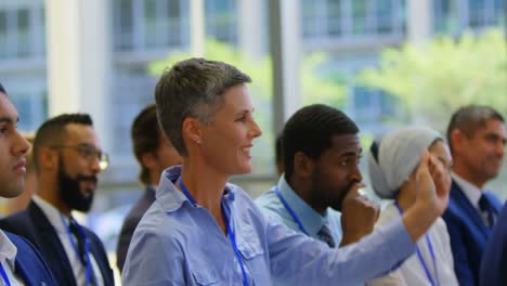 mujer de negocios levantando la mano y de pie en el seminario de negocios 4k