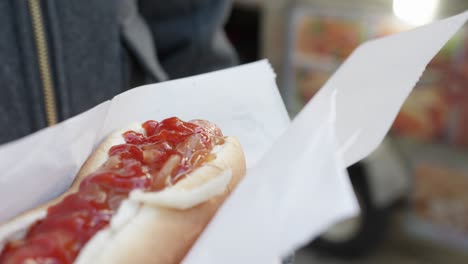 Hotdog-Sandwich-In-Geschenkpapier---Saftiger-Frankfurter-Im-Weichen-Brötchen,-Beträufelt-Mit-Ketchup