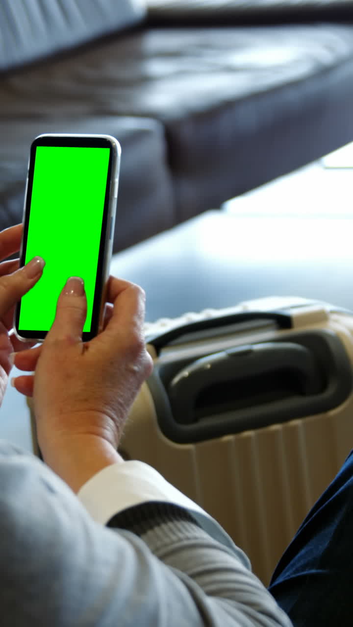 mujer de negocios usando un teléfono inteligente