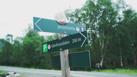 joldalshytta y gjevilvassdalen letreros en la carretera en noruega