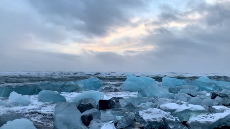hermosos icebergs en la playa de diamantes en islandia
