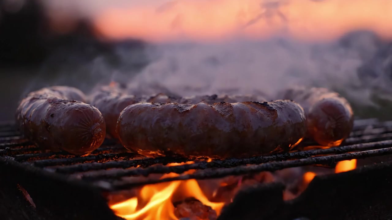 Salsicce Sfrigolanti sulla Griglia: Una Deliziosa Esperienza di Barbecue Catturata nel Bagliore del Crepuscolo