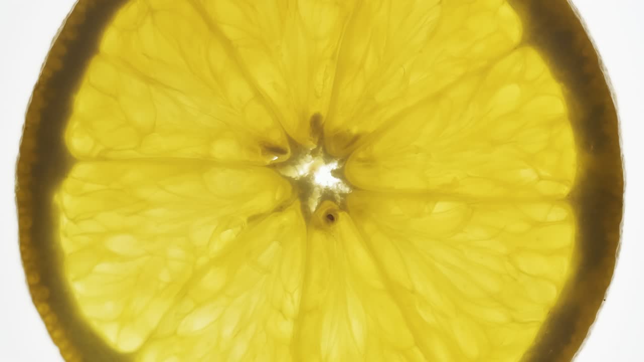 바탕에 투명한 오렌지색 조각을 회전시니다.