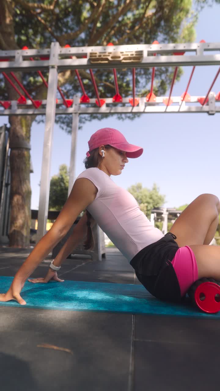 mujer de espuma rodando al aire libre