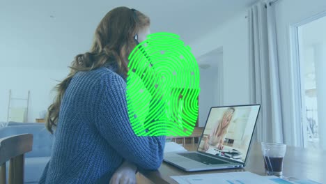 Animation-Eines-Biometrischen-Fingerabdruckscanners-über-Einer-Kaukasischen-Frau,-Die-Zu-Hause-Einen-Videoanruf-Auf-Dem-Laptop-Führt