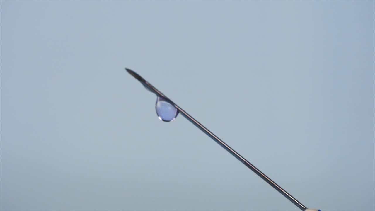 aguja de la jeringa con gota de líquido