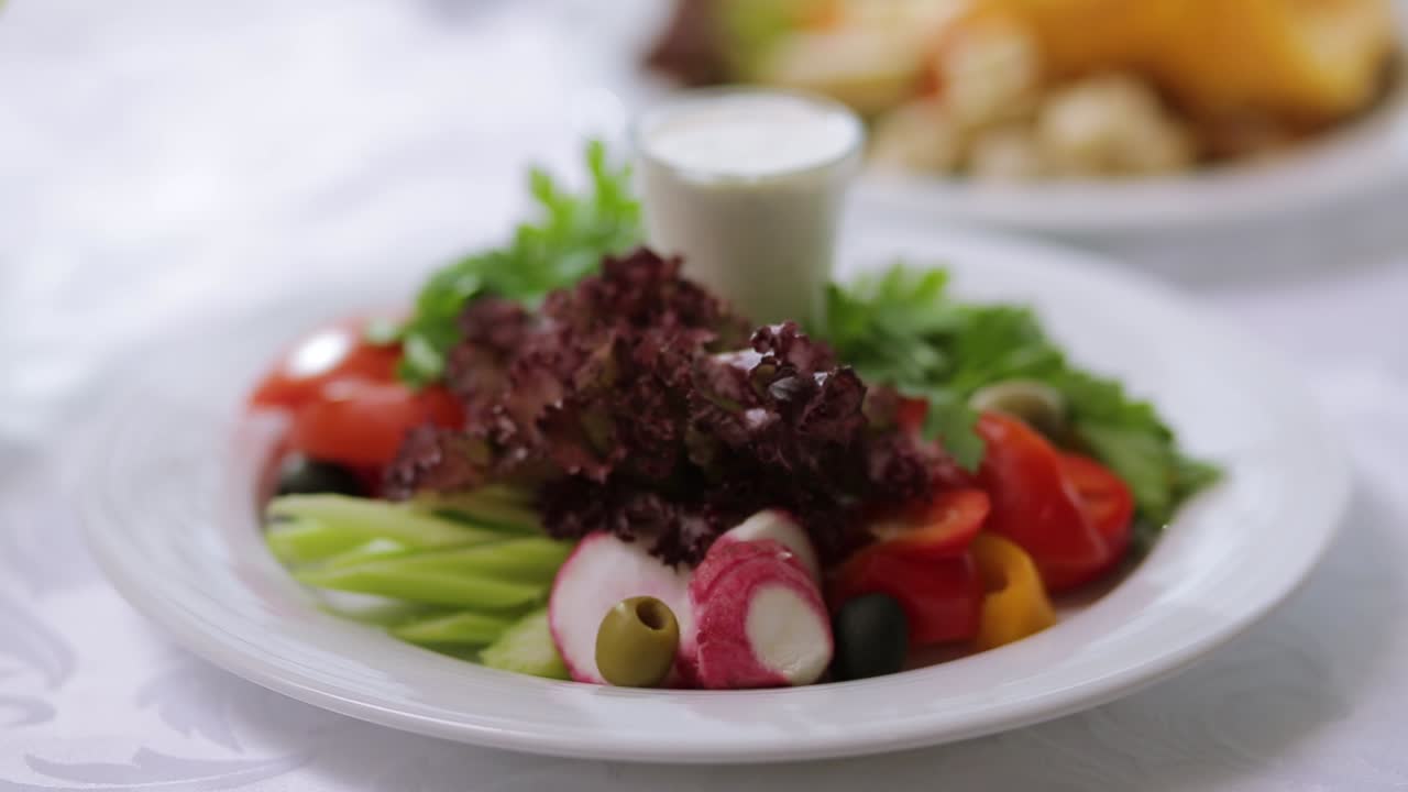 크리미 드레싱 을 가진 다양한 채소 러드