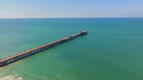 el largo muelle de madera de san clemente con vistas al paisaje marítimo en san clemente, condado de orange, california