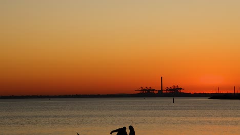 una pareja disfrutando del atardecer junto al mar.