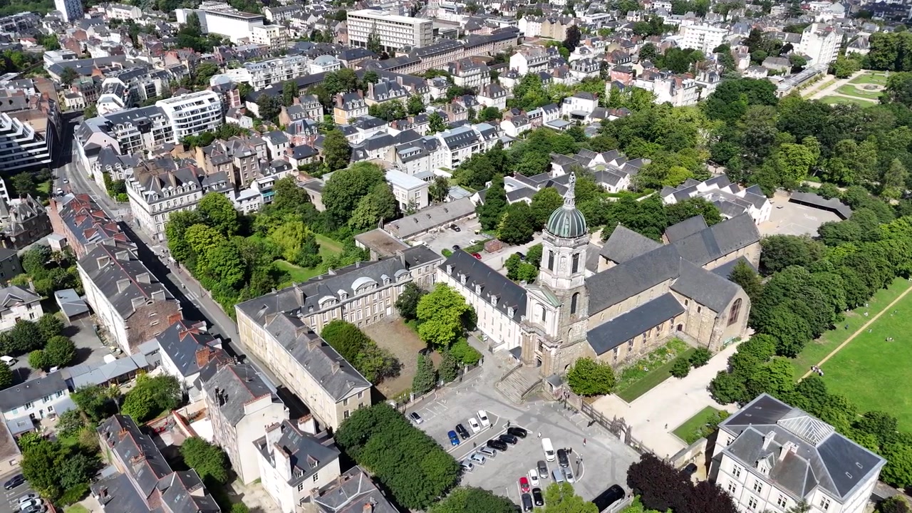 Eglise Notre Dame en Saint Melaine, Rennes, Francia, vista aerea con drone