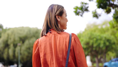 caminando, de vuelta y mujer de negocios en el parque