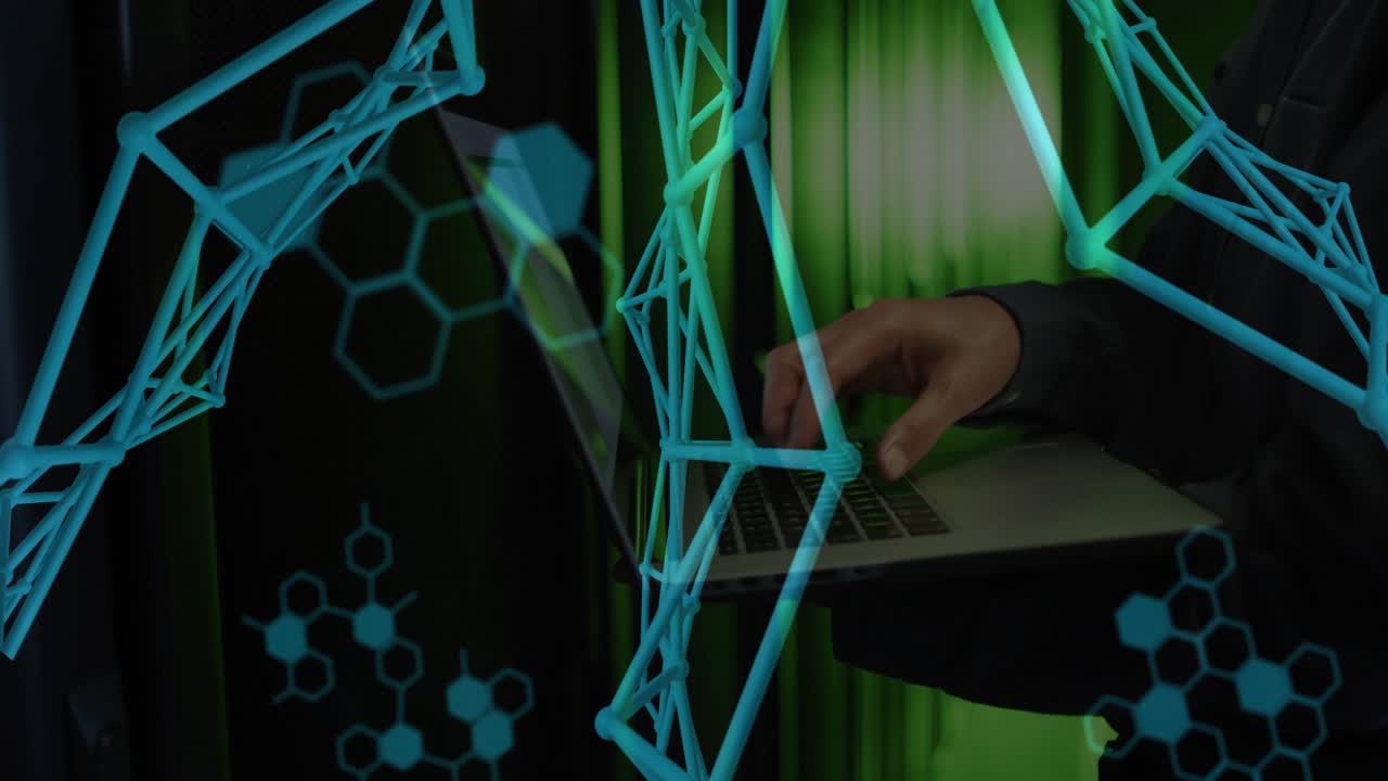 Разработчик-мужчина печатает на ноутбуке, запуская зеленый код и 3D-сеть, наложенную на руки, для обеспечения безопасности